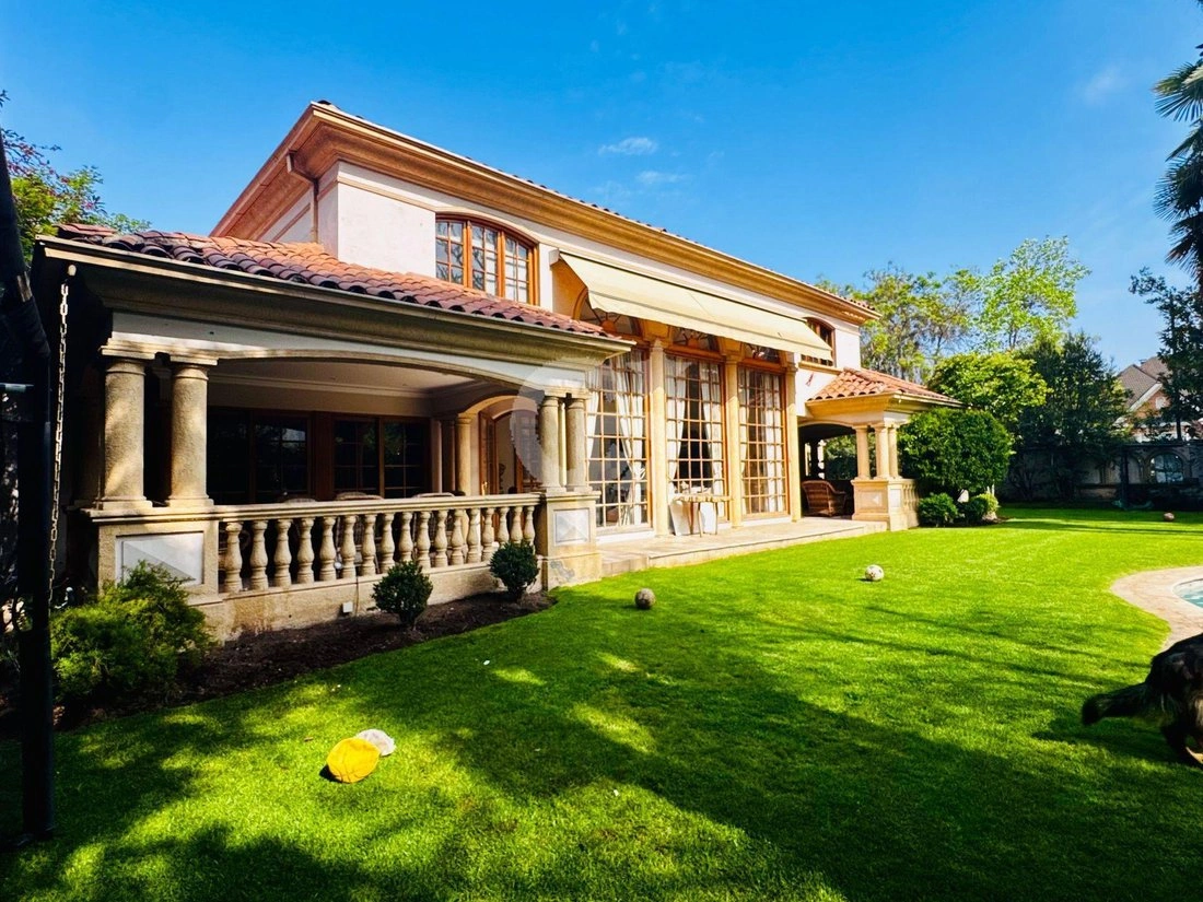 Дом 5+1 с открытым бассейном в Сантьяго, Чили