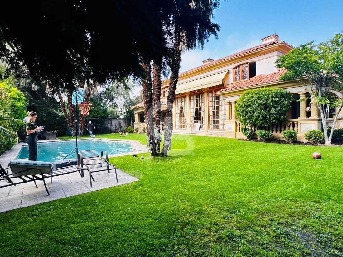 Дом 5+1 с открытым бассейном в Сантьяго, Чили