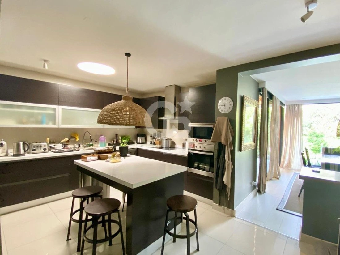 Дом 6+1 с видом на горы в Сантьяго, Чили