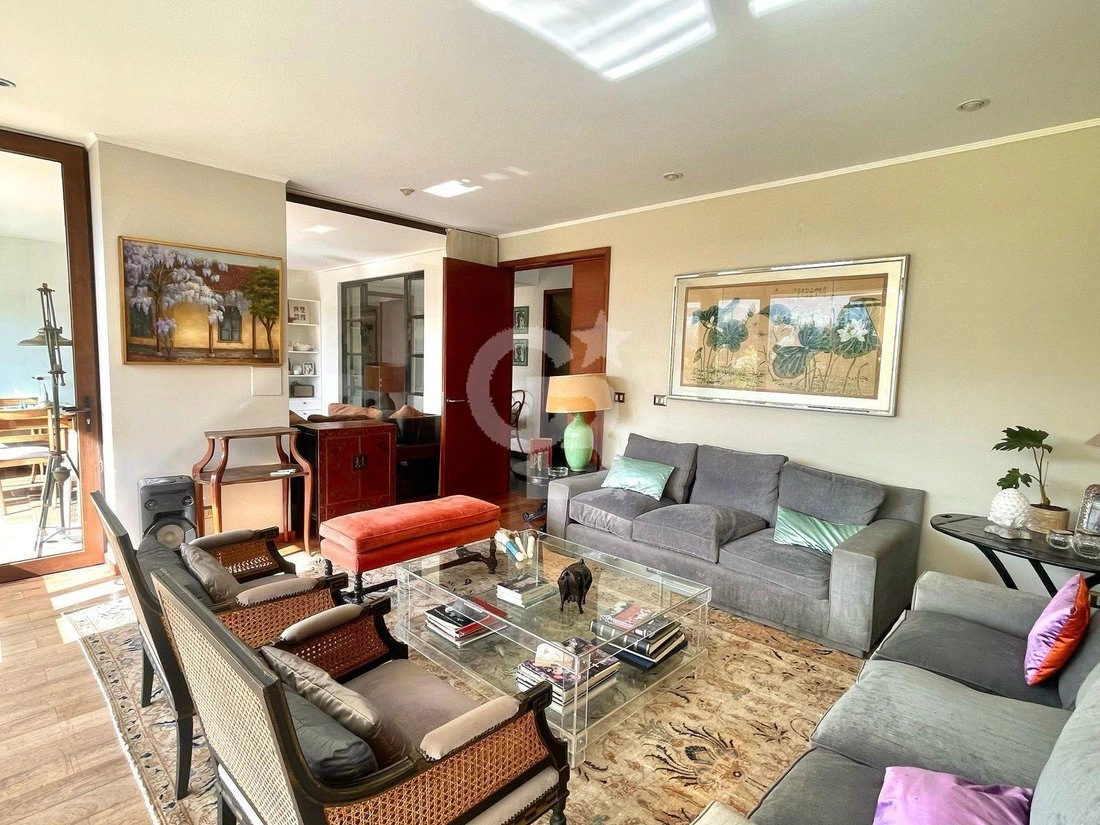 Дом 5+1 с гардеробной в Сантьяго, Чили