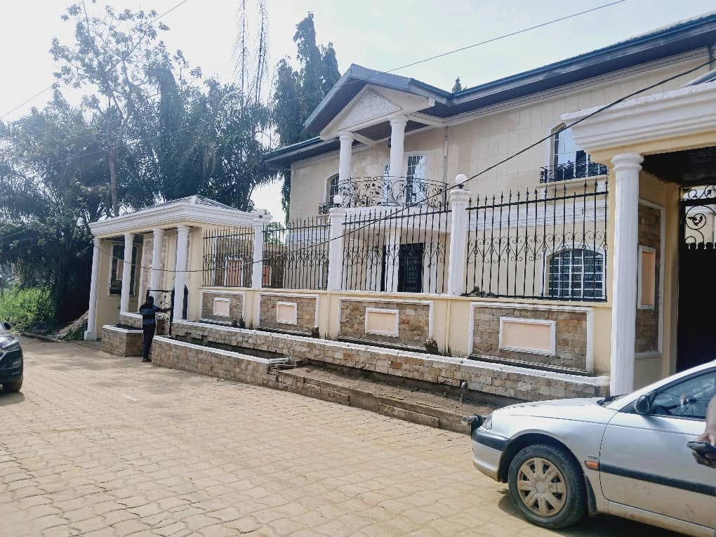 Дом 263 m2 с гаражом в Дуале, Камерун