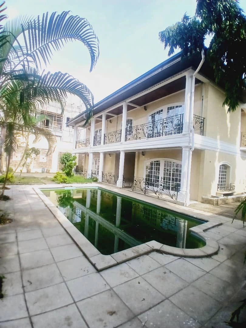 Дом 263 m2 с гаражом в Дуале, Камерун