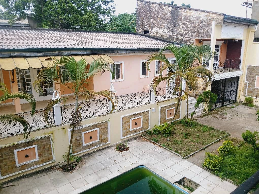 Дом 263 m2 с гаражом в Дуале, Камерун