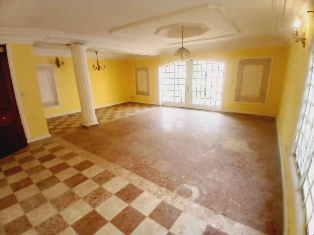 Дом 263 m2 с гаражом в Дуале, Камерун