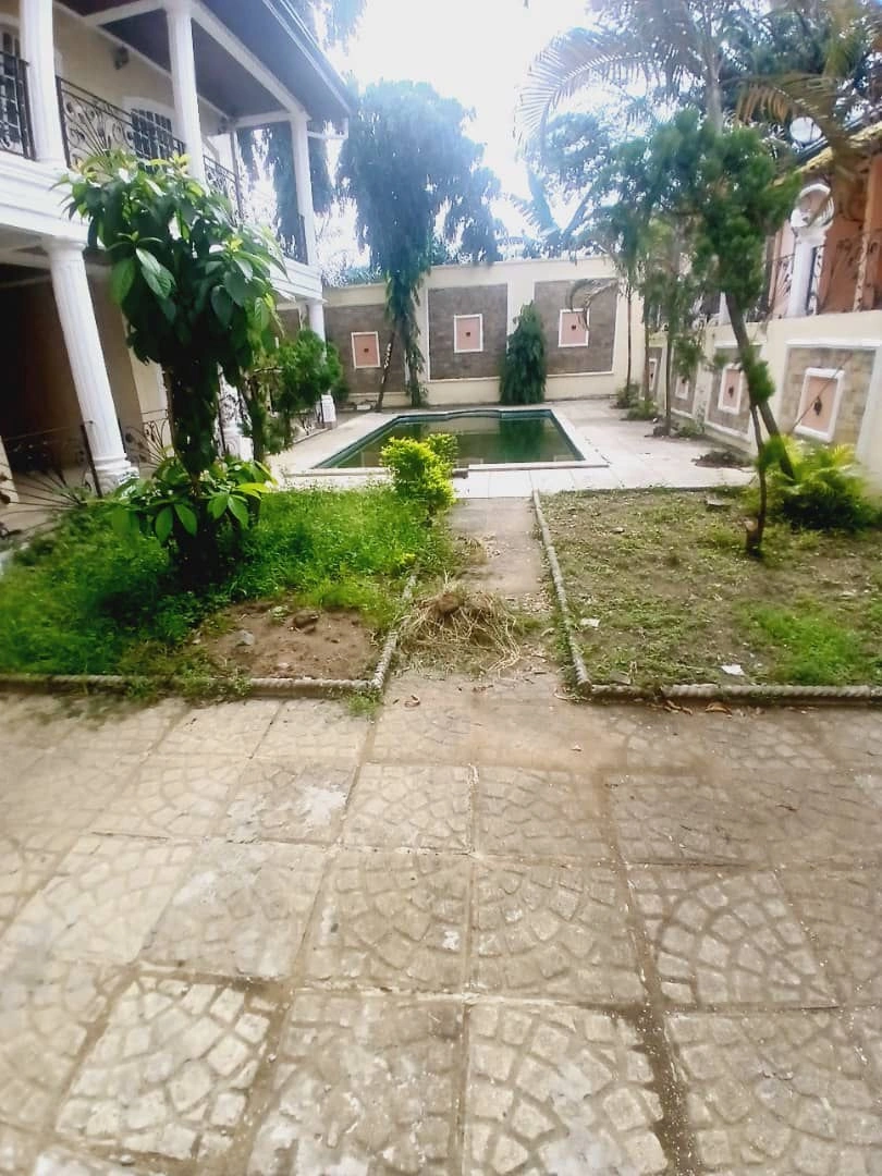 Дом 263 m2 с гаражом в Дуале, Камерун