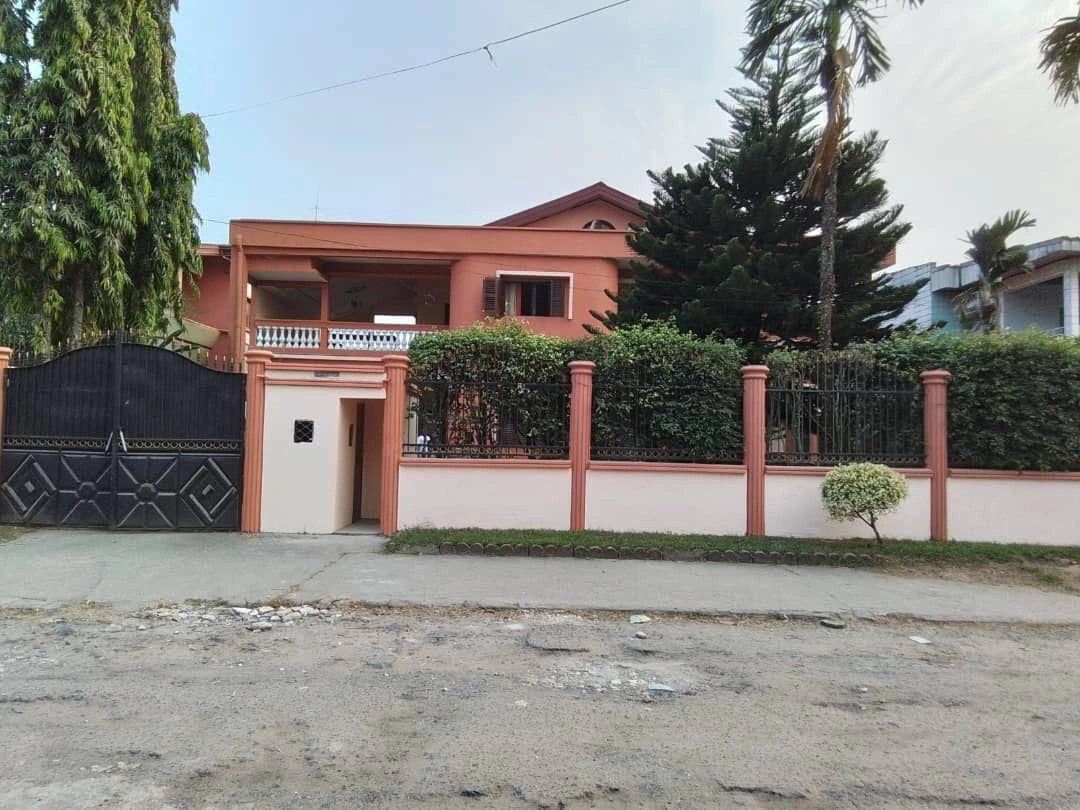 Дом 564 m2 с открытым бассейном в Дуале, Камерун