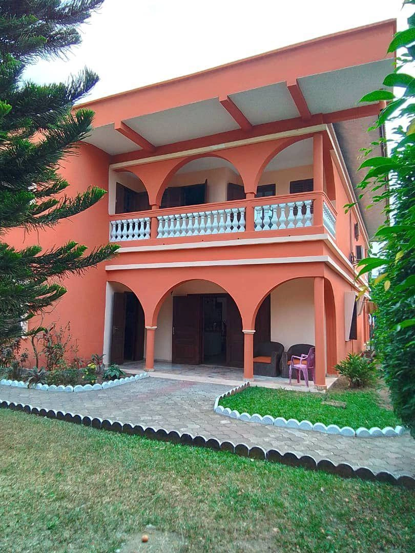 Дом 564 m2 с открытым бассейном в Дуале, Камерун