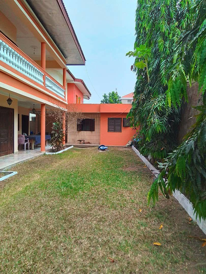 Дом 564 m2 с открытым бассейном в Дуале, Камерун