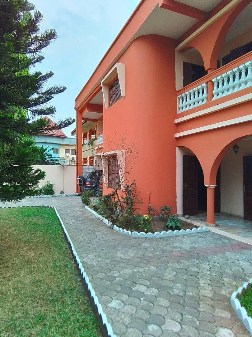 Дом 564 m2 с открытым бассейном в Дуале, Камерун