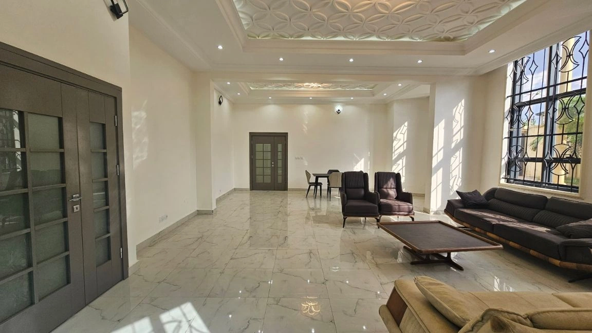 Дом 285 m2 с открытой парковкой в Яунде, Камерун