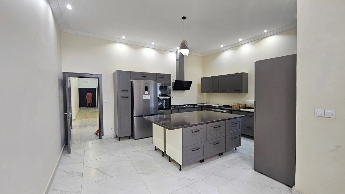 Дом 285 m2 с открытой парковкой в Яунде, Камерун