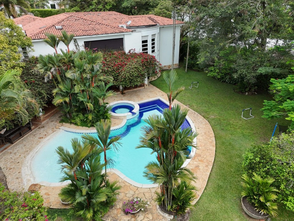 Дом 500 m2 с камином в Кали, Колумбия