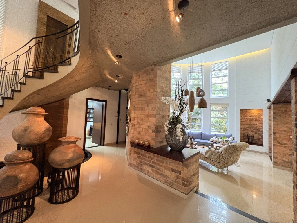 Дом 500 m2 с камином в Кали, Колумбия