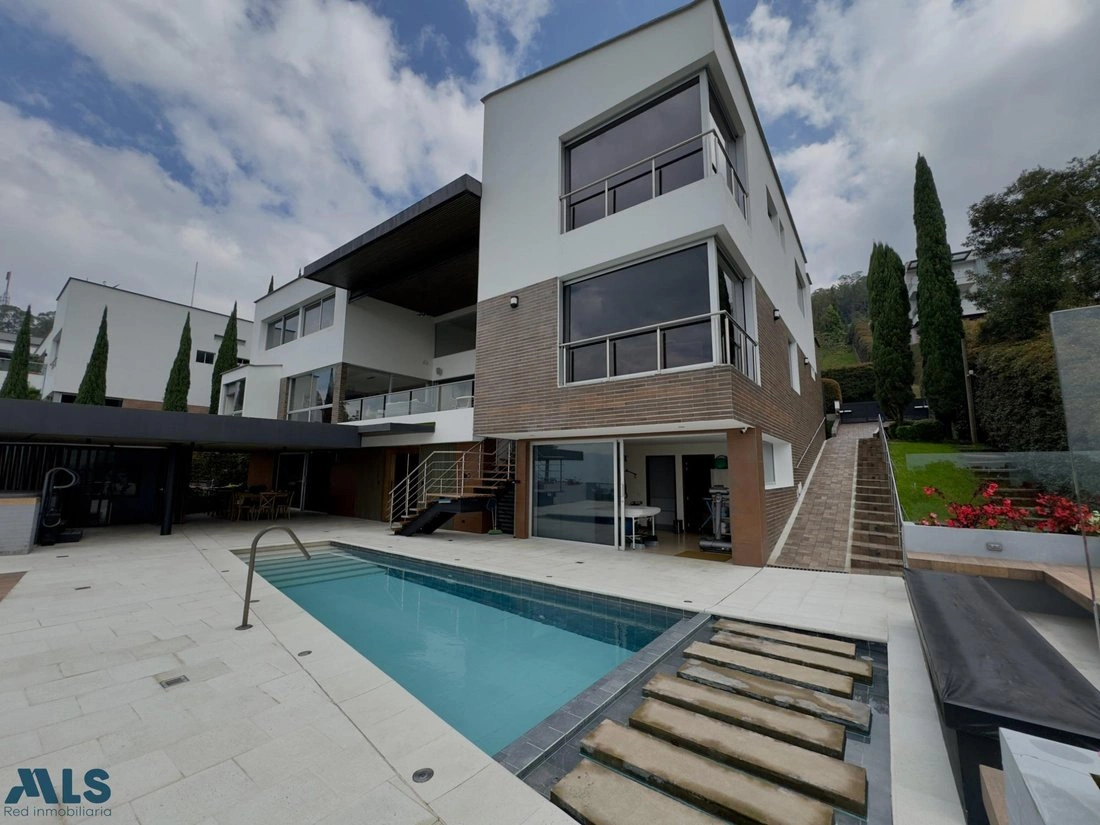 Дом 1150 m2 с садом в Медельине, Колумбия