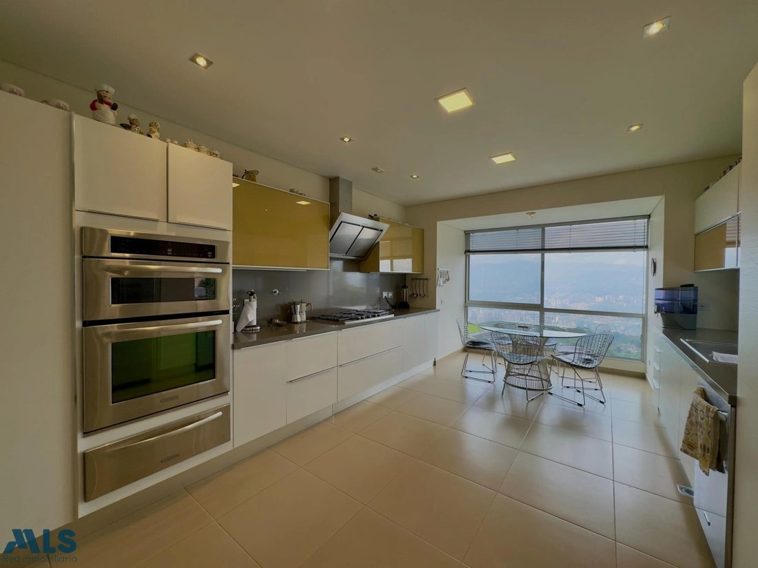 Дом 1150 m2 с садом в Медельине, Колумбия