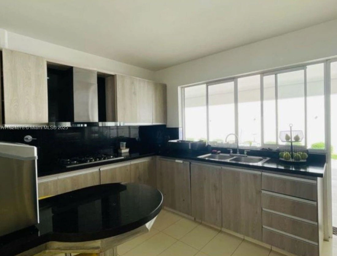 Дом 480 m2 с джакузи в Медельине, Колумбия