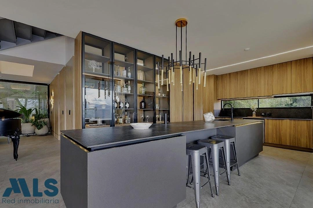 Дом 844 m2 с видом на горы в Медельине, Колумбия