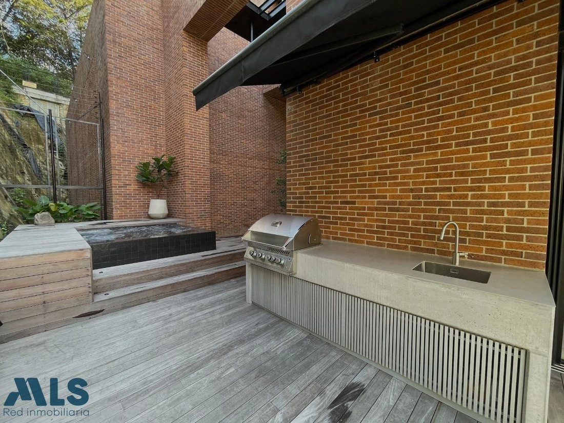 Дуплекс 380 m2 с высокими потолками в Медельине, Колумбия