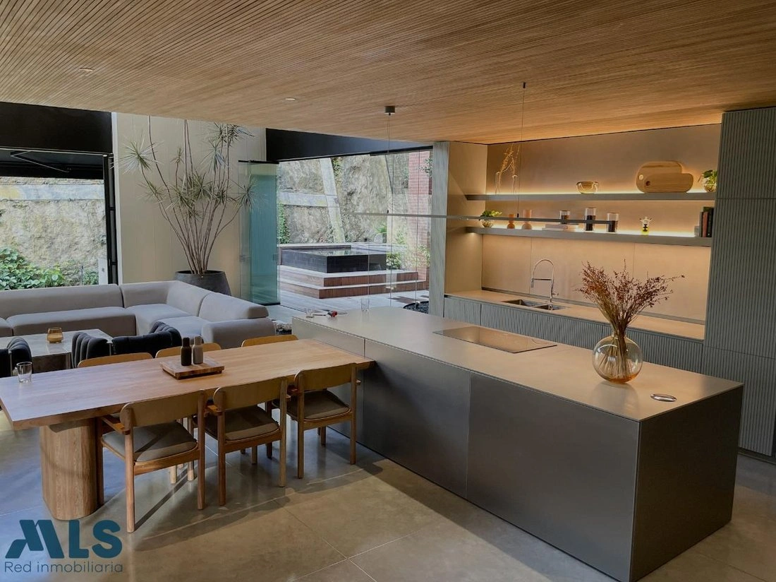 Дуплекс 380 m2 с высокими потолками в Медельине, Колумбия