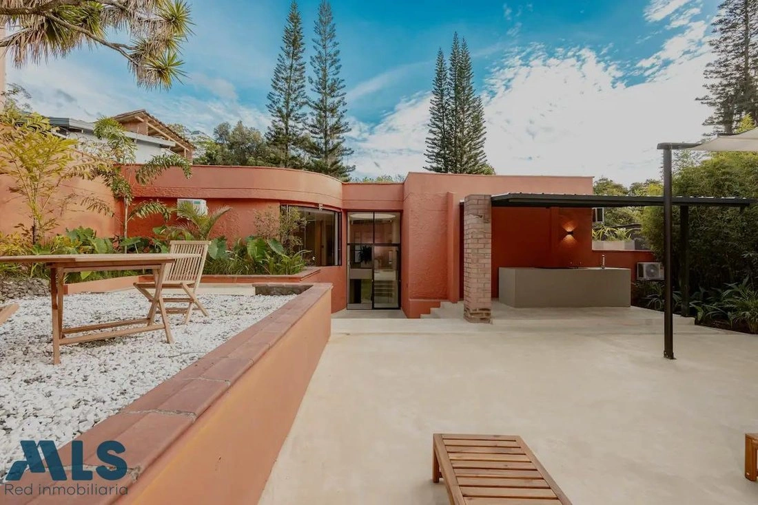 Дом 346 m2 с садом в Медельине, Колумбия