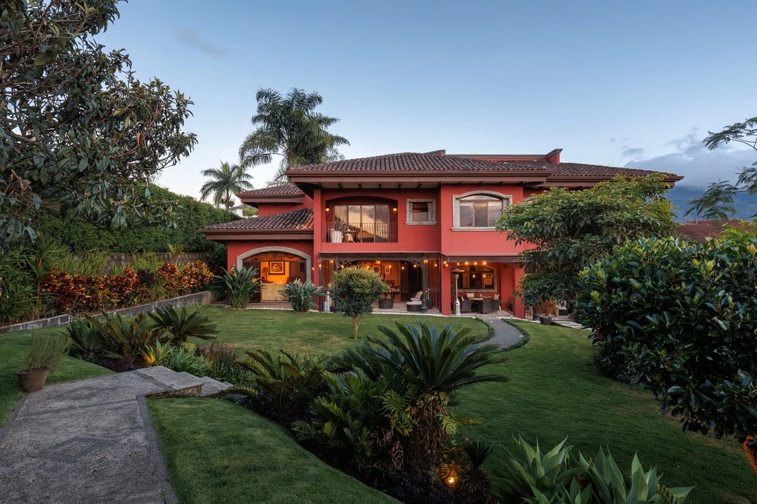 Дом 650 m2 в охраняемом жилом комплексе в Cartago, Costa Rica