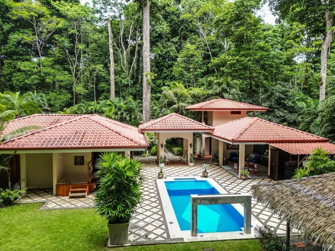 Вилла 300 m2 с открытой кухней в Лимоне, Коста-Рика