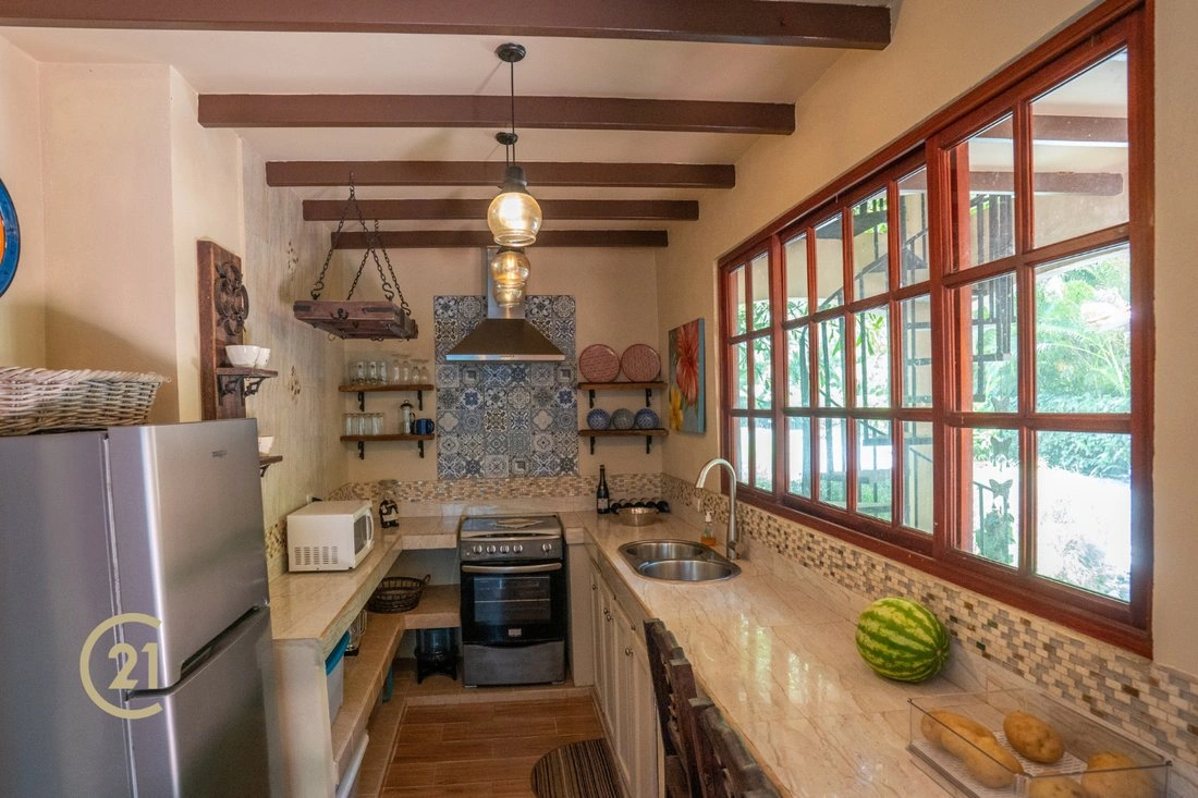 Вилла 300 m2 с открытой кухней в Лимоне, Коста-Рика