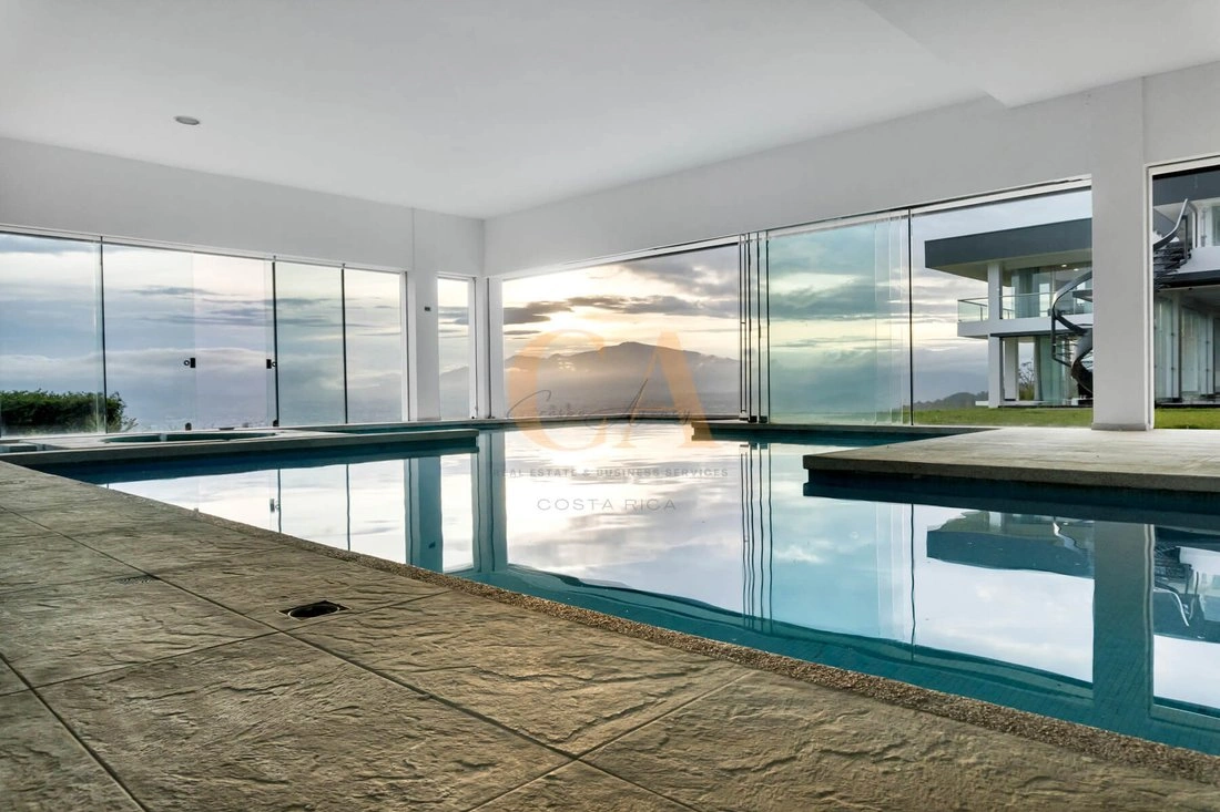 Дом 8+1 с крытым бассейном в Эскасу, Коста-Рика