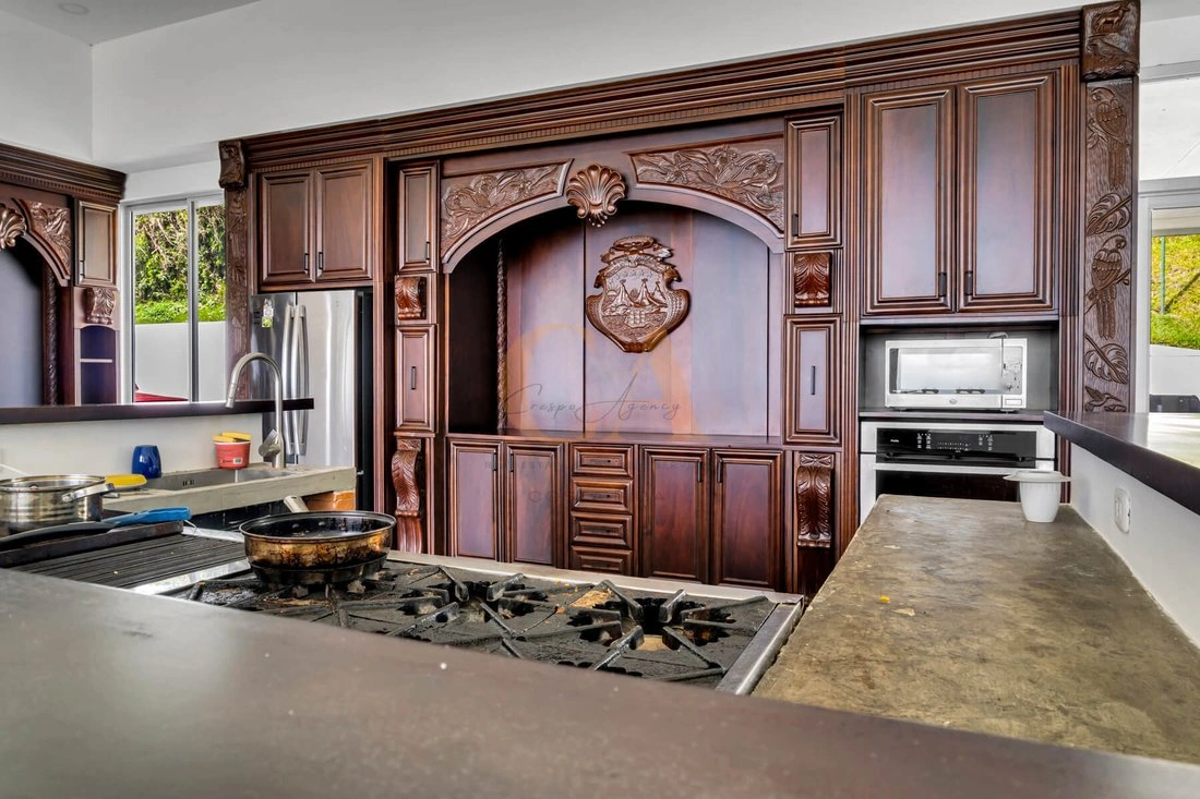 Дом 8+1 с крытым бассейном в Эскасу, Коста-Рика