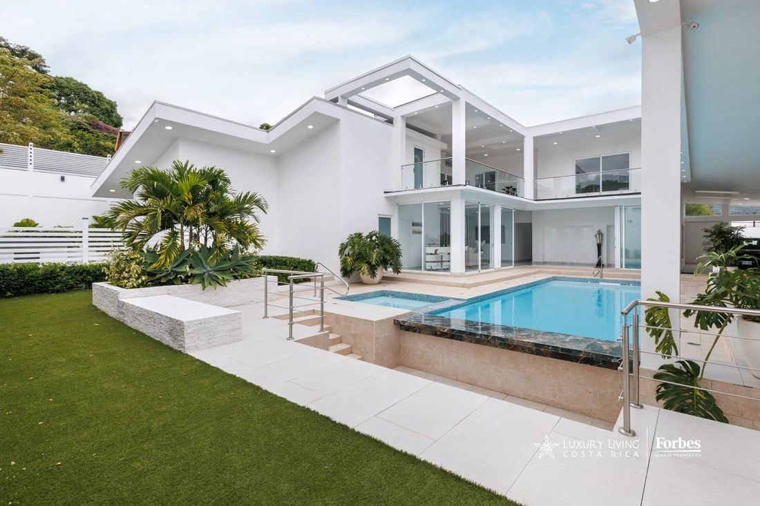 Дом 4+1 с открытым бассейном в Эскасу, Коста-Рика