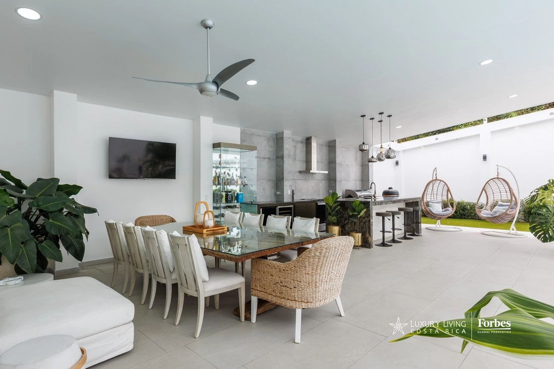 Дом 4+1 с открытым бассейном в Эскасу, Коста-Рика