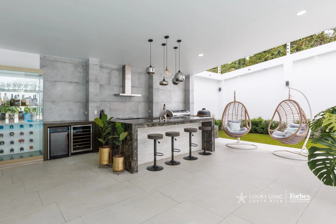 Дом 4+1 с открытым бассейном в Эскасу, Коста-Рика