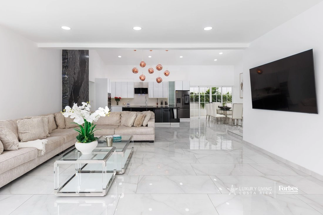 Дом 4+1 с открытым бассейном в Эскасу, Коста-Рика