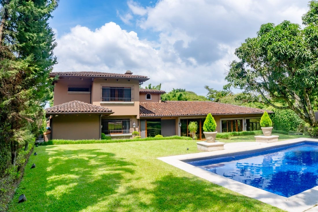 Дом 761 m2 с открытой кухней в Escazu, Коста-Рика