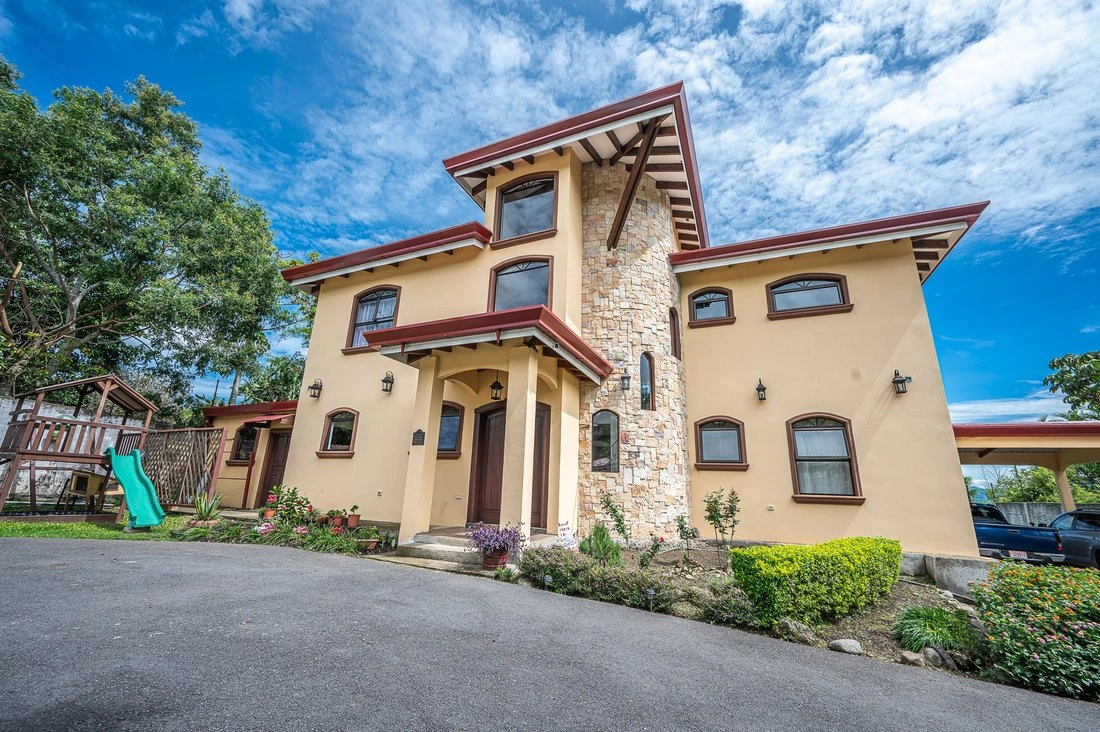 Дом 7+1 с террасой в Эскасу, Коста-Рика