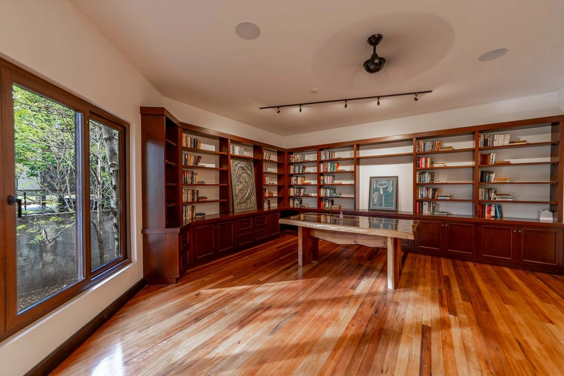 Дом 587 m2 с садом в Escazu, Costa Rica