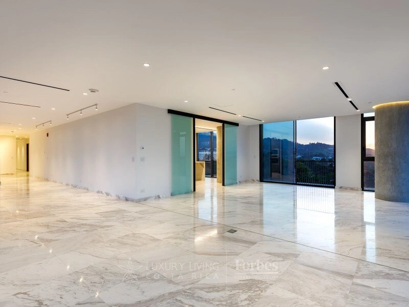 Квартира 4+1 с открытым парковочным местом в Эскасу, Коста-Рика