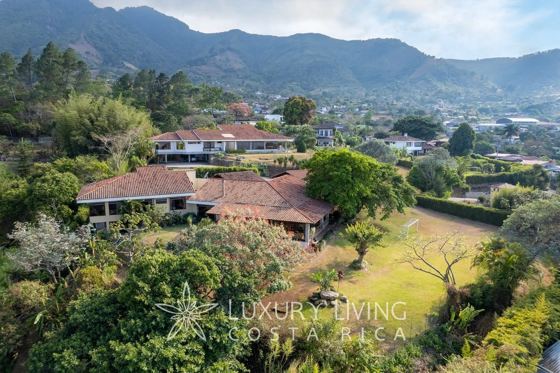 Дом 610 m2 с гаражом в Эскасу, Коста-Рика