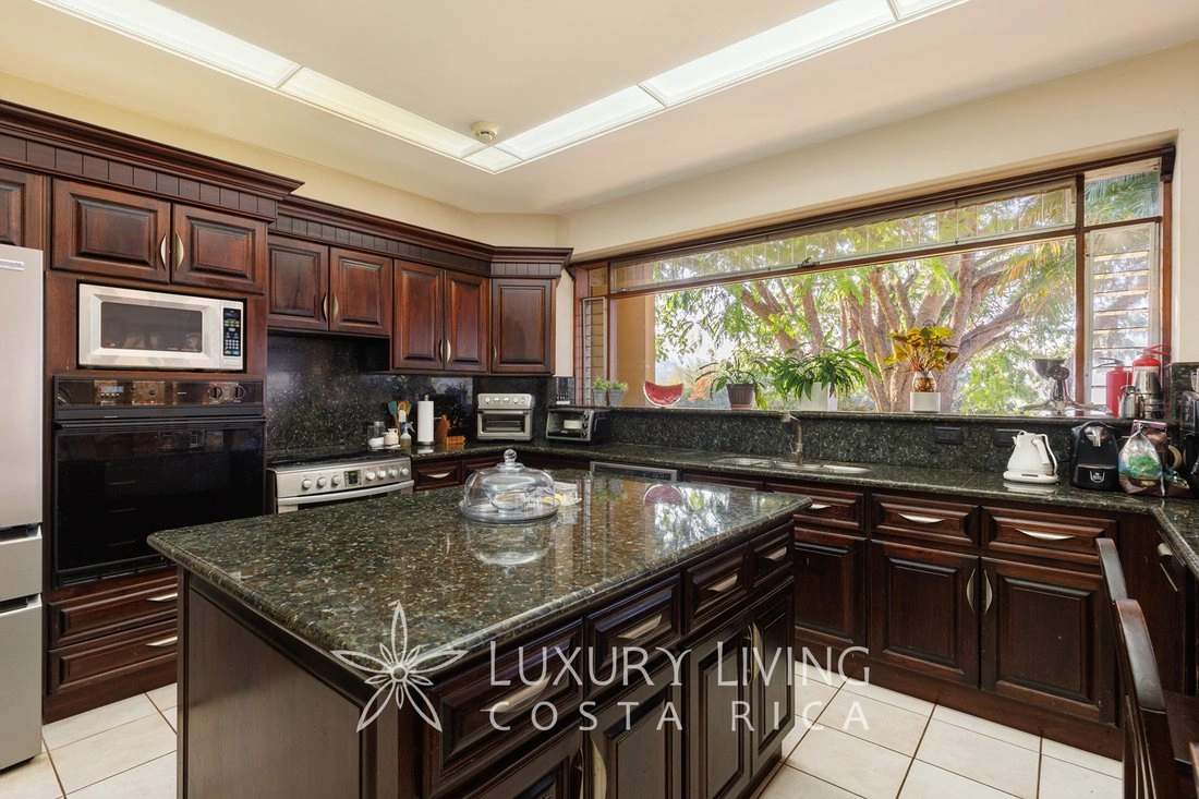 Дом 610 m2 с гаражом в Эскасу, Коста-Рика