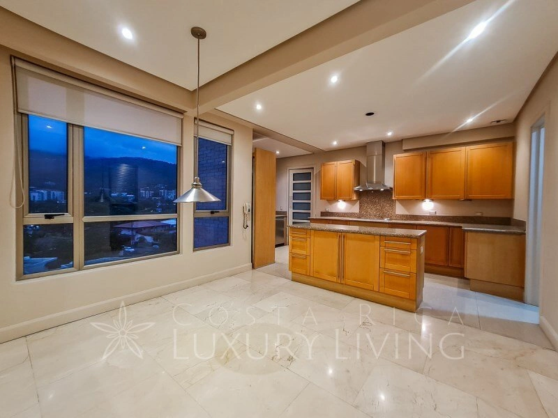 Пентхаус 4+1 с лифтом в Эскасу, Коста-Рика