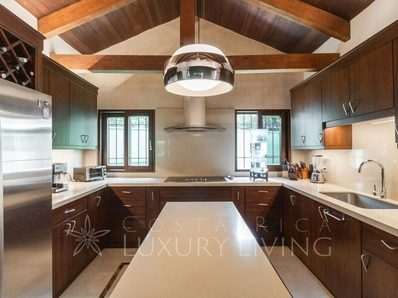 Дом 574 m2 с гаражом в Эскасу, Коста-Рика