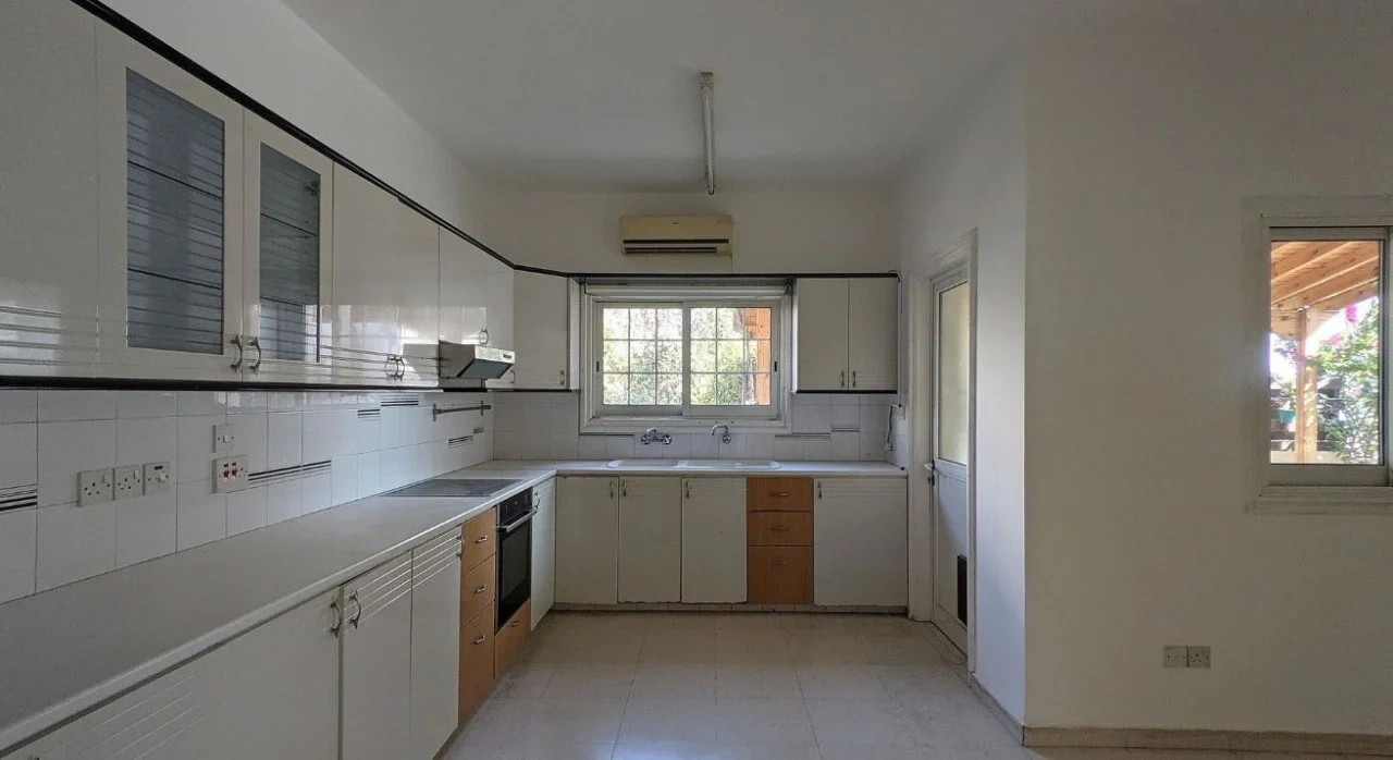 Современный дом площадью 236 м² в Строволосе, Кипр