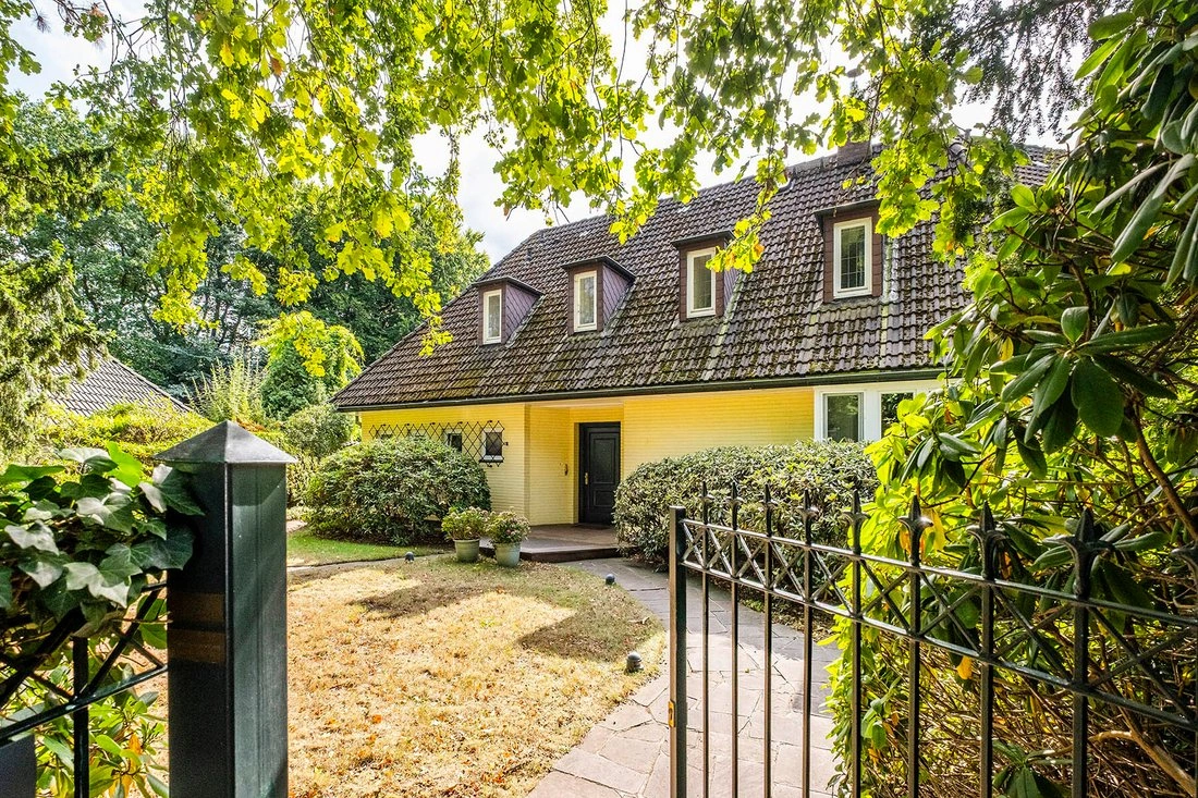 Вилла с крытым бассейном в Гамбурге, Германия