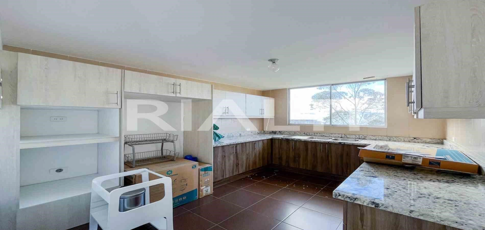 Дом 4+1 с парковкой в Кито, Эквадоре