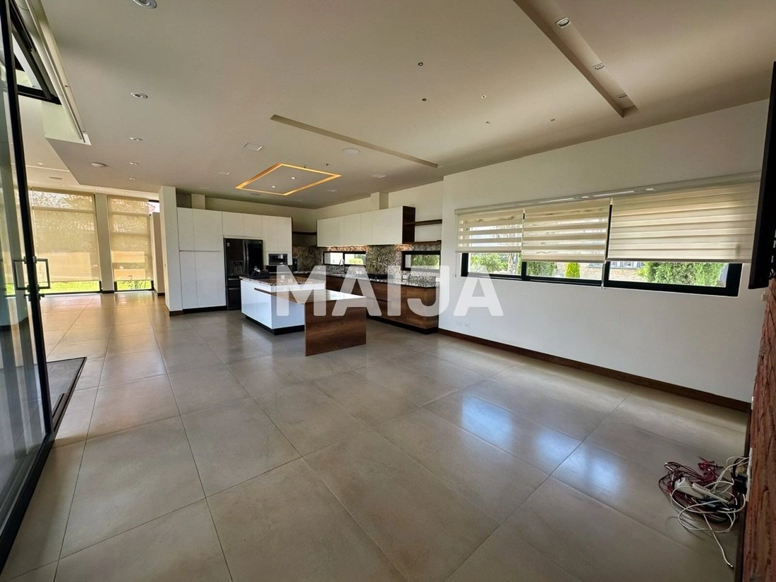 Дом 368 m2 с открытой кухней в Кито, Эквадор