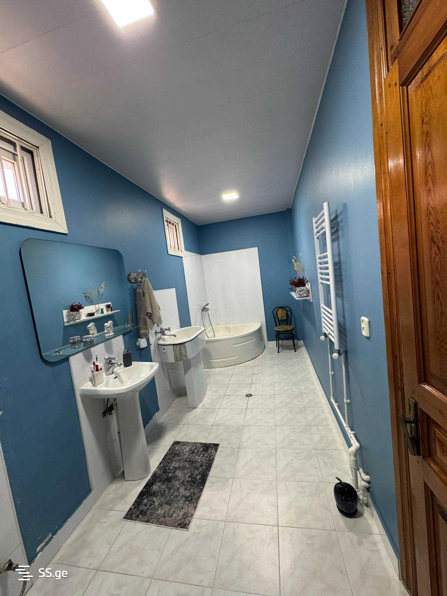 Просторный дом с 5 спальнями в Кутаиси, Грузия