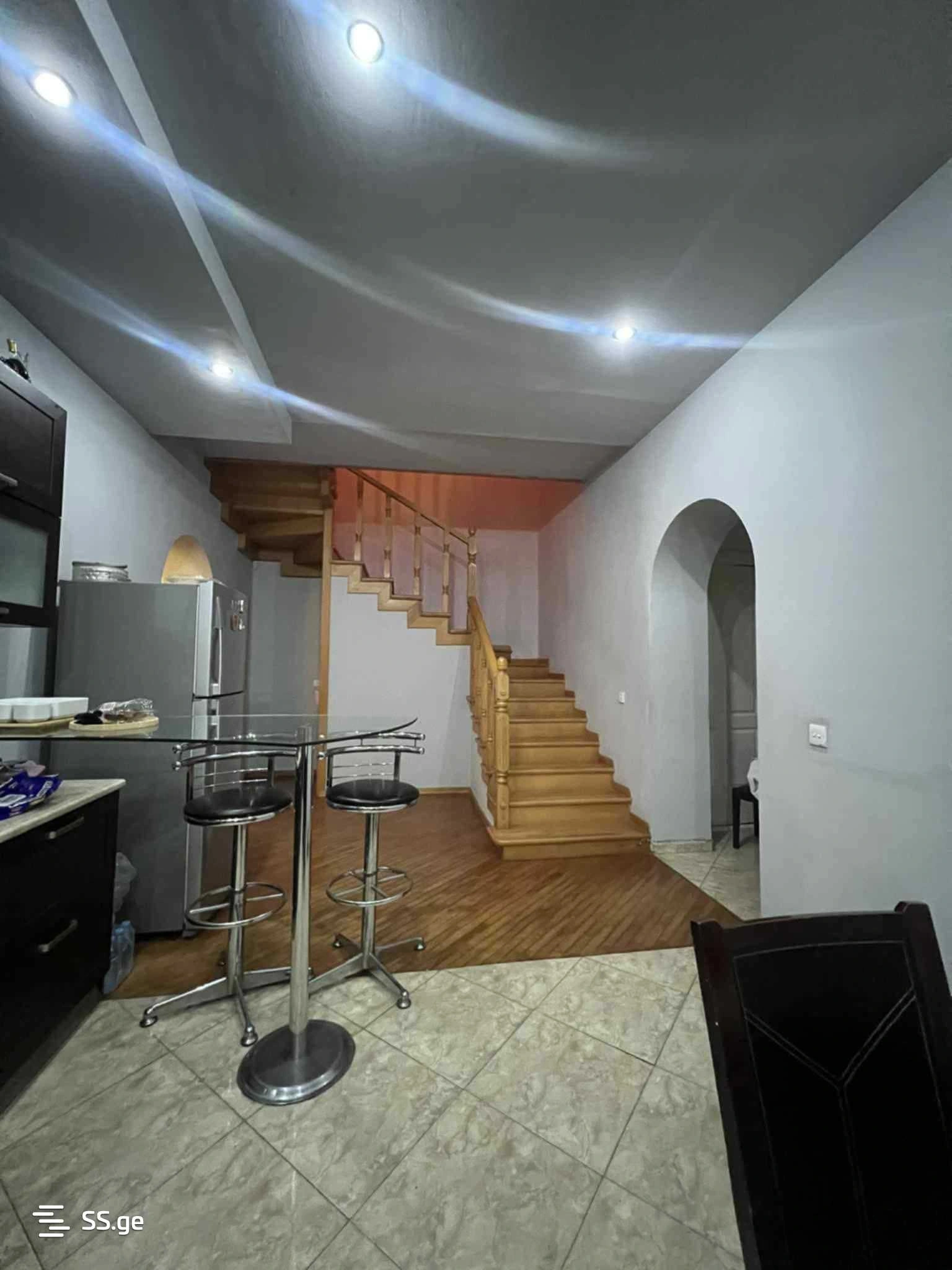 Просторная 5-комнатная квартира в Рустави, Грузия