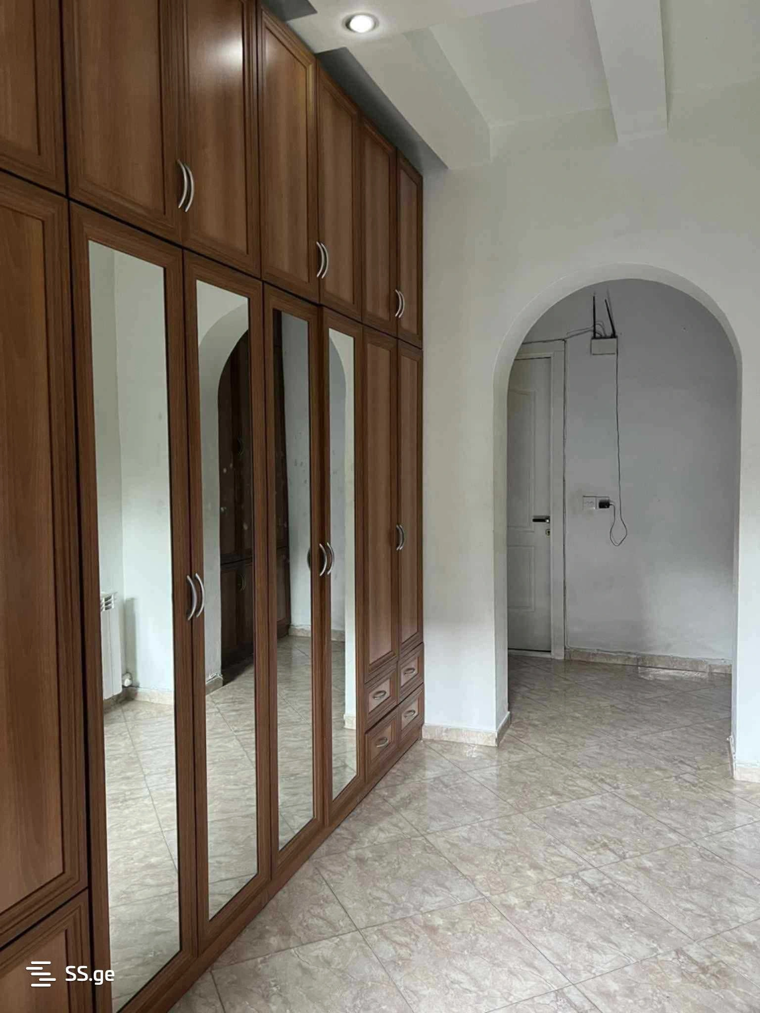 Просторная 5-комнатная квартира в Рустави, Грузия