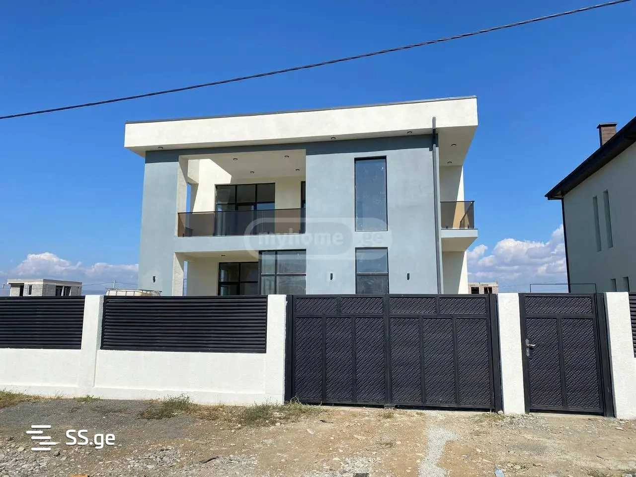 Просторный 4‑комнатный дом в Рустави, Грузия