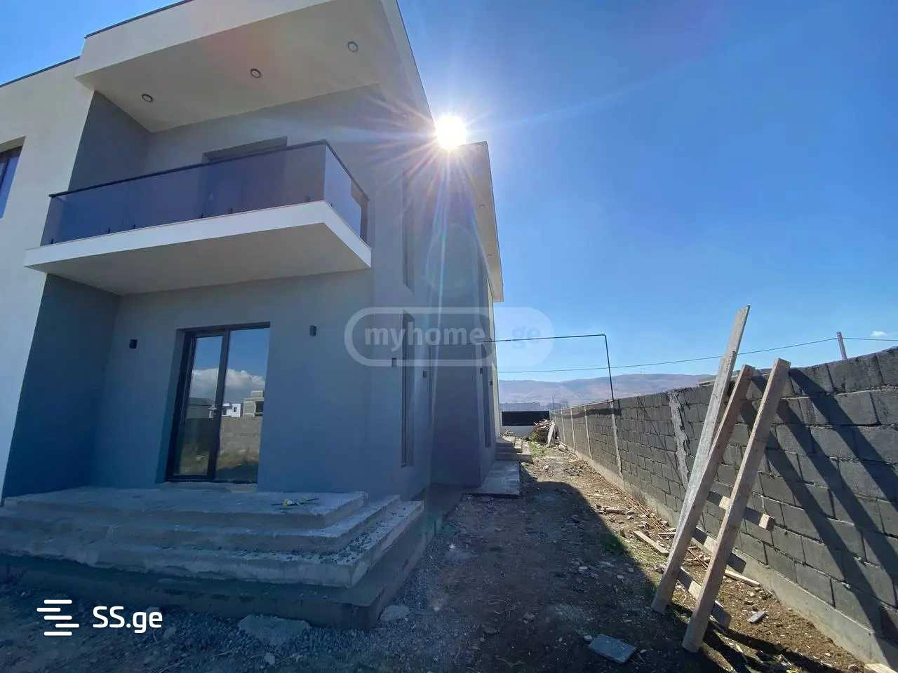 Просторный 4‑комнатный дом в Рустави, Грузия